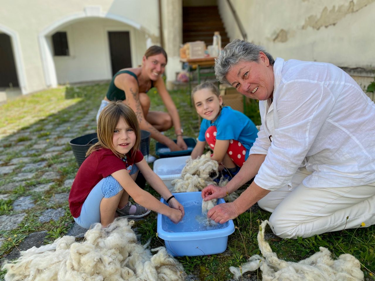 Workshop "Vom Schaf zum Teppich" im Museum Horn (KI-optimiert) (© Museum Horn)
